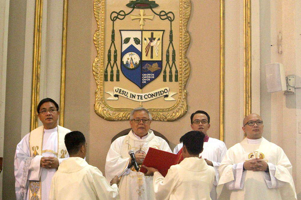 Bishop Francis de Leon celebrates Mass at the Our Lady of Peace and Good Voyage in Antipolo City. ANGEL MEMORANDO