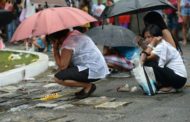 Church protests drug war killings as Philippines honours the dead